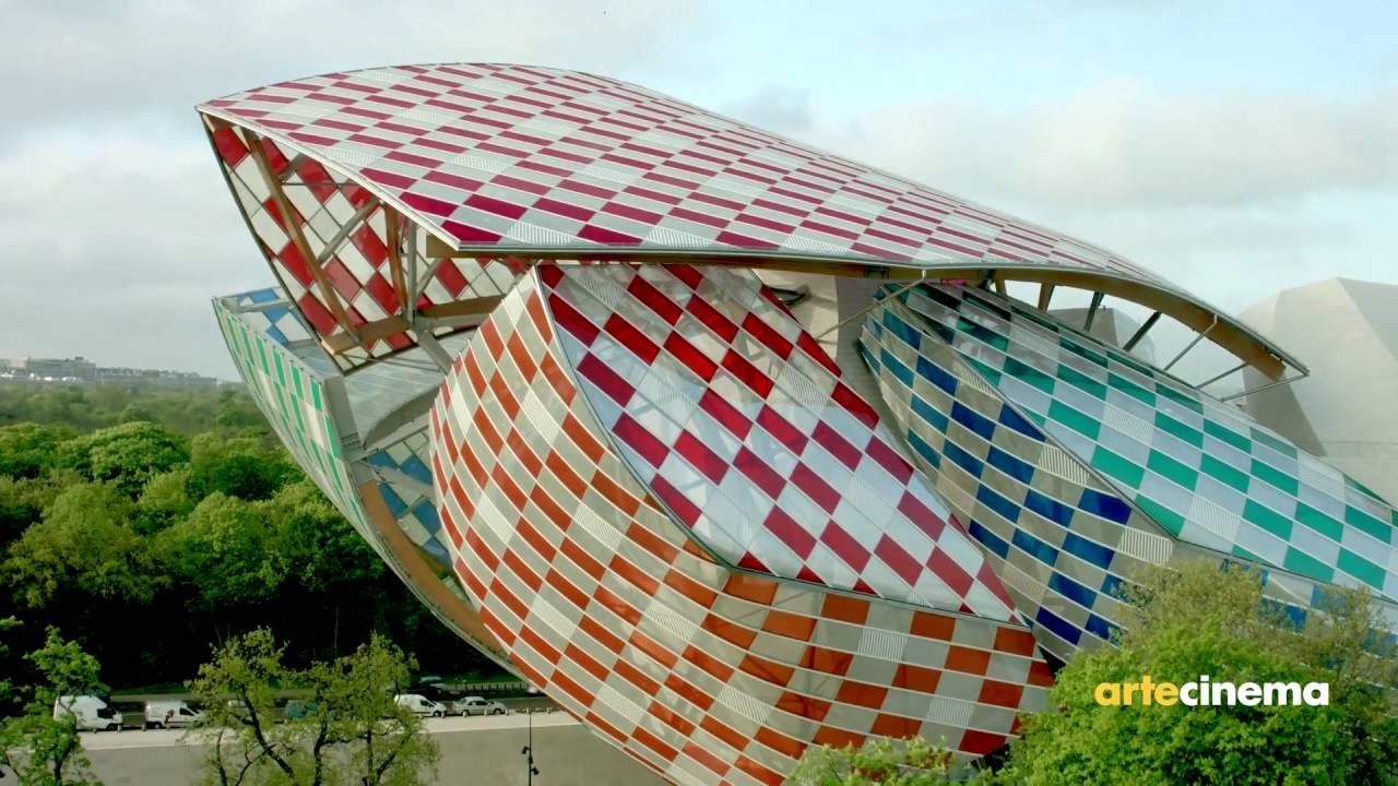 Daniel Buren colora la Fondation Louis Vuitton di Parigi. Le 3600 vele  dell'edificio di Frank Gehry ospitano un intervento dell'artista francese.  E il suo circo