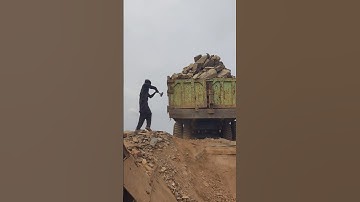 Unloading in hammer action #machinerychannel #rockcrushingmachine#rockcrusher #history