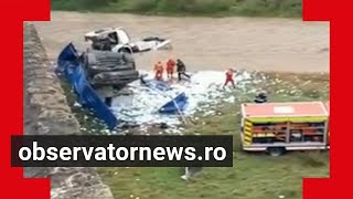 Imagini cumplite la Vâlcea! TIR prăbușit de pe un viaduct, șofer mort în cabină