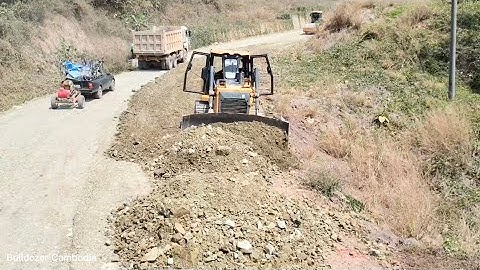 Collaborate on the development of luxury roads 40% completed SHANTUI Push gravel make  the new road