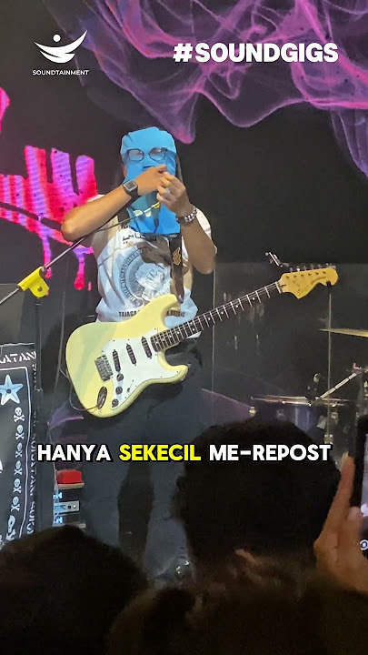 Para personil Sukatani berbaur dengan penonton ketika manggung di secret gigs