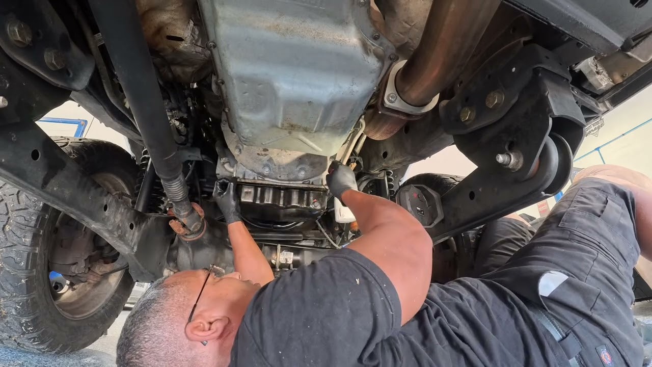 Замена масла и снятие поддона картера на Ford F-350 2017-2019 годов выпуска.