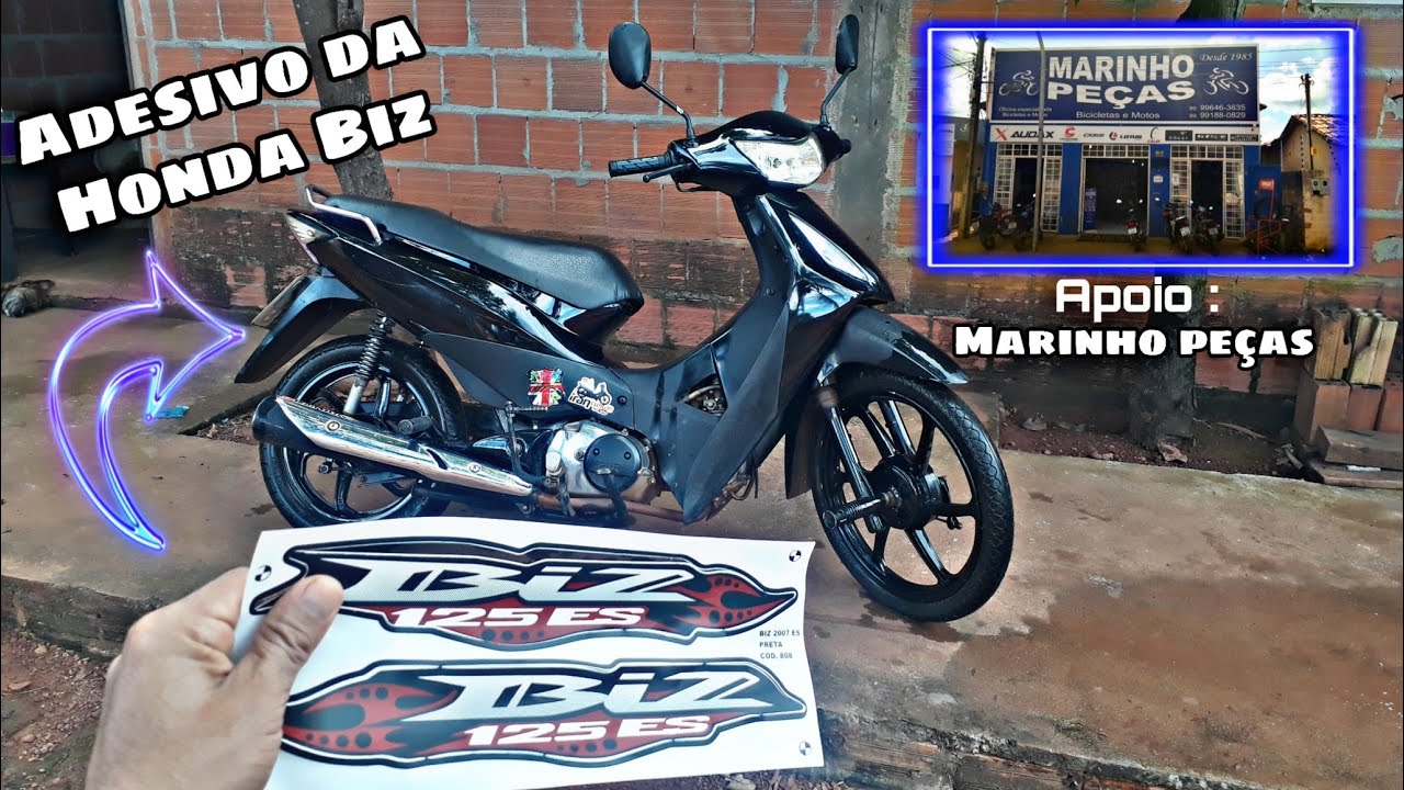 Adesivamento personalizando na carenagem da honda biz 