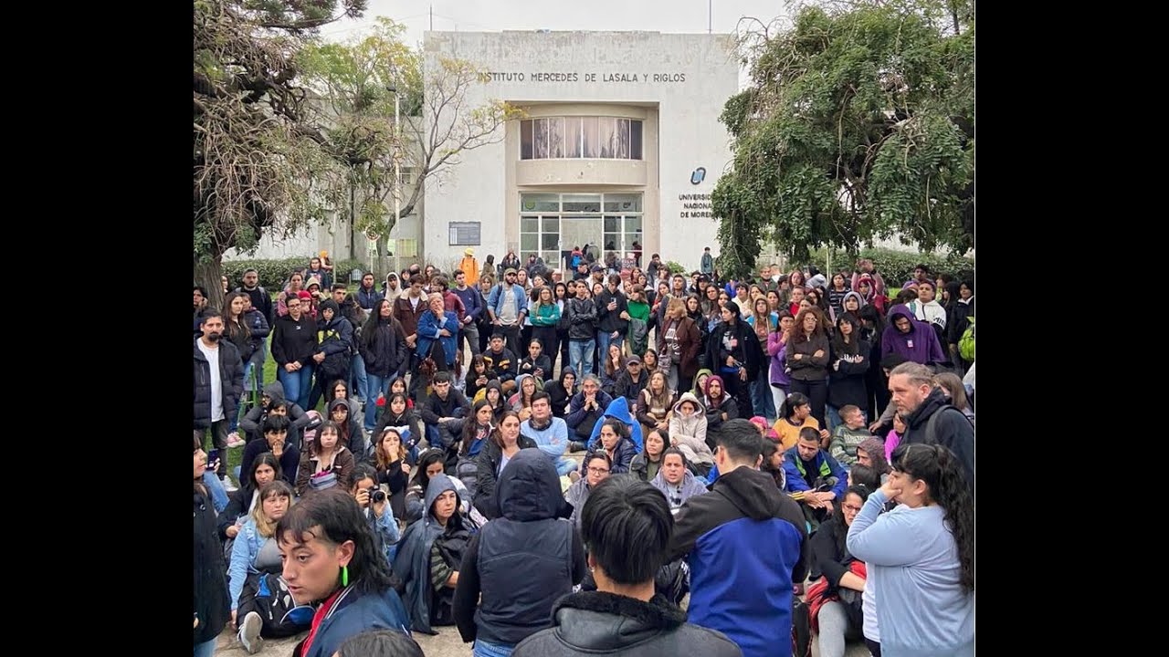 Bandera única «defender la Universidad Nacional de Moreno»