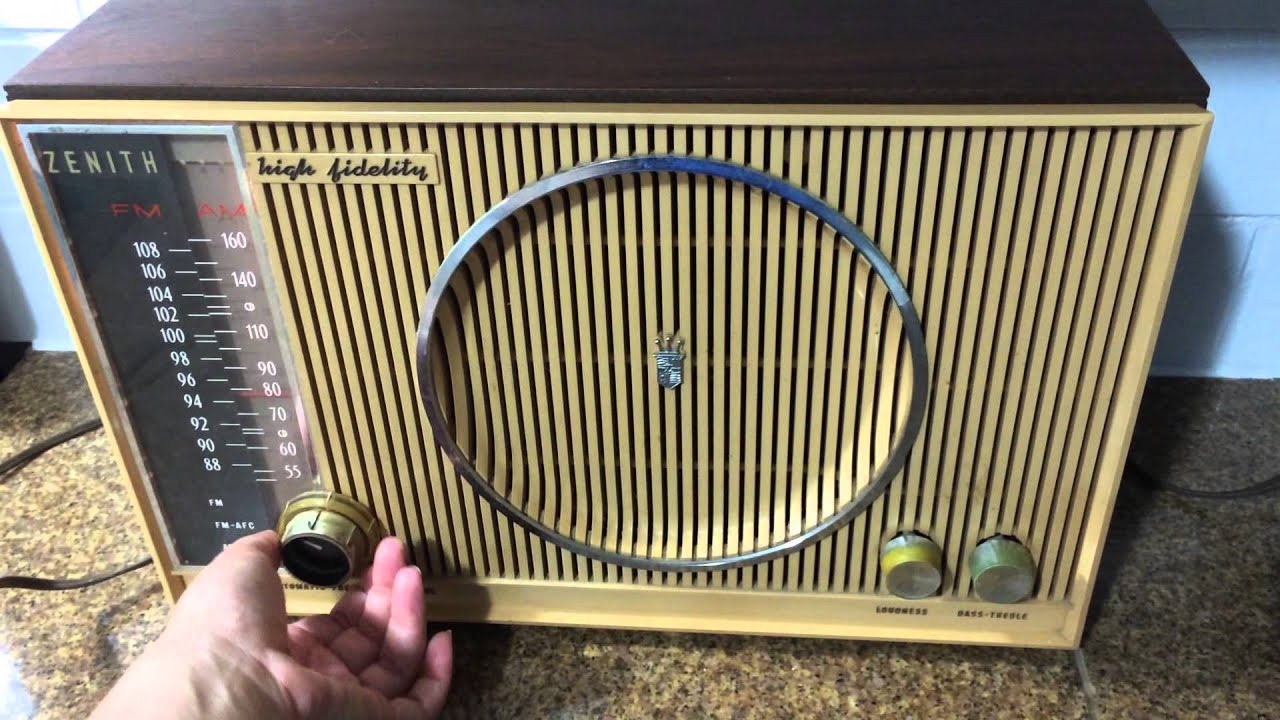 Vintage Zenith AM/FM Tube Radio Model H845 with 8H20 Chassis. Working