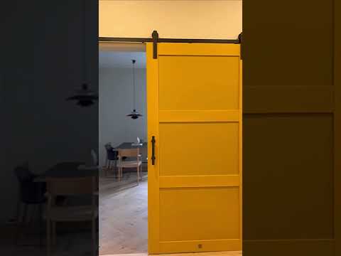 Gelbe Tür zur Küche – eine Wohnung in einem alten Stadthaus, inspiriert vom skandinavischen Design