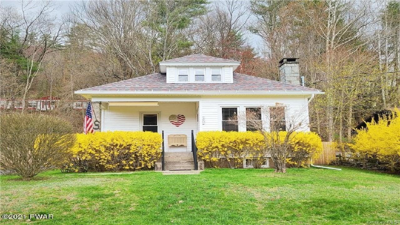 30 Horton Ave, Callicoon, NY, NY Presented by Loretta Wolff.