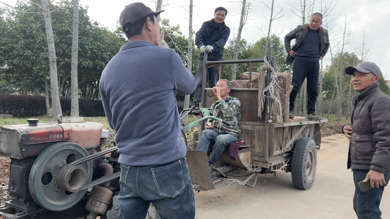 熱鬧的農產品廟會，老虎關在鐵籠子裡奄奄一息。古董市場，真假難辨的古董