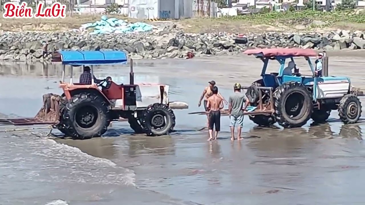 Kéo Ghe Chìm Vào Bờ Cửa Biển LaGi Bình Thuận