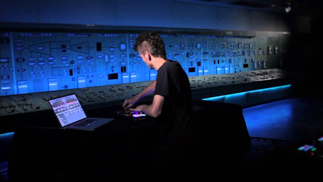 Players Planet Product Video - Native Instruments Traktor Kontrol S4, S2, Pro 2 & DJ w/ Mad Zach - YouTube PlayersPlanetOz
