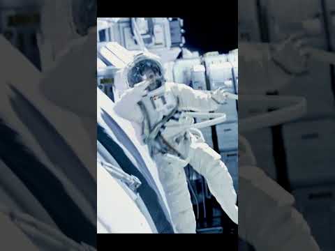 Инопланетное существо напало на астронавта в открытом космосе \ #shorts #кино #фильмы #фантастика
