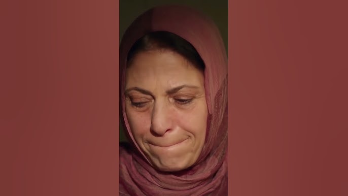 Semiz ayolning katta eshagida Time and Glass guruhidan yalangoch qiz