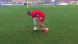 Topun Etrafında 13 Kez Döndükten Sonra Topa Vurmaya Çalışan Futbolcu Komik Video