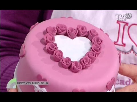 Come realizzare una rosa con la pasta di zucchero: le decorazioni per San  Valentino 