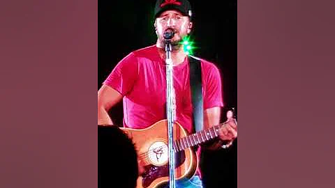 Luke Bryan sings Billy Currington at Target Field