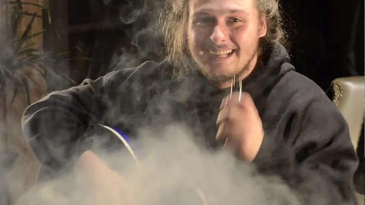Jerme Roy joue de la guitare