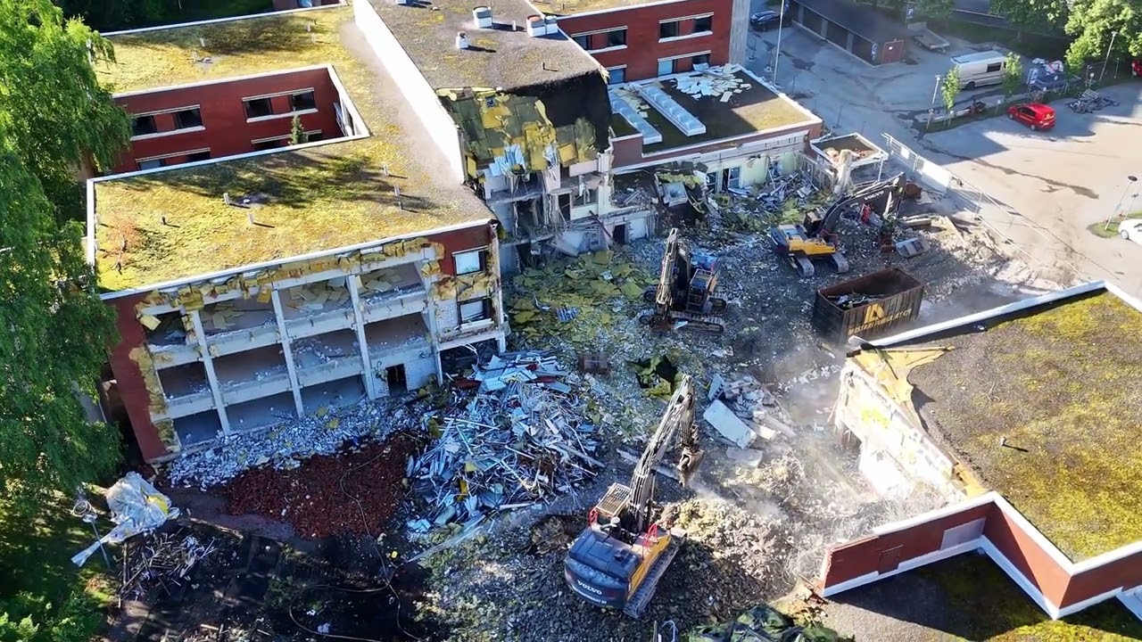 Puijonlaakson Palvelukodin Purkutyömaa  /  Demolition Site  (