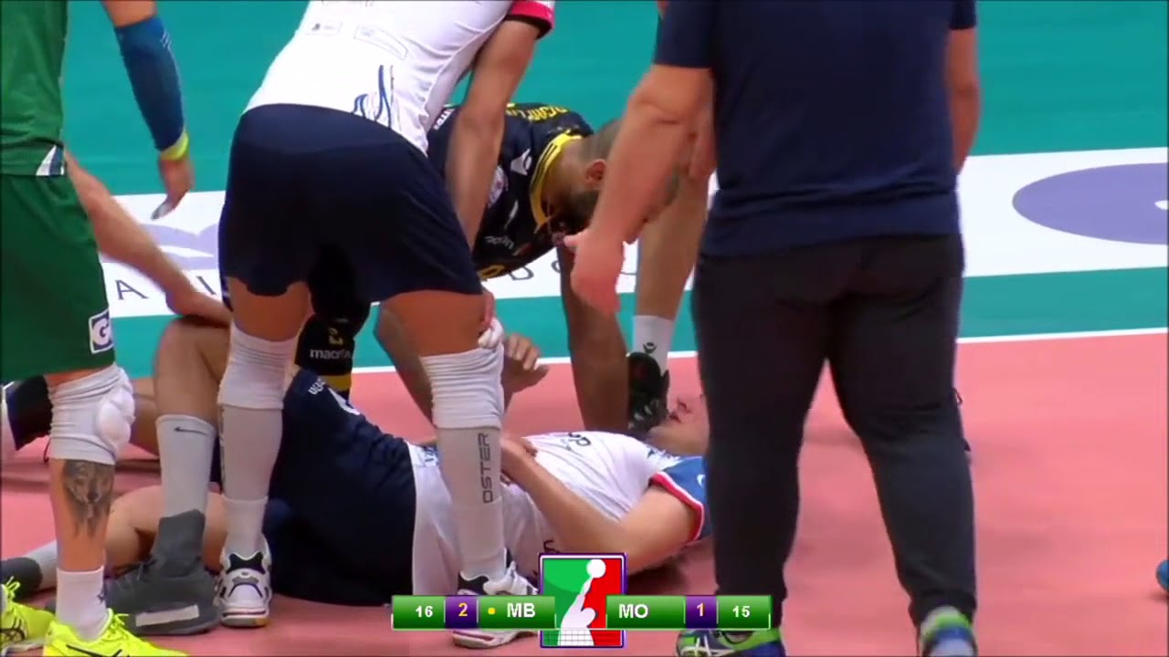 Earvin Ngapeth assomme Nikola Jovovic lors d'un match