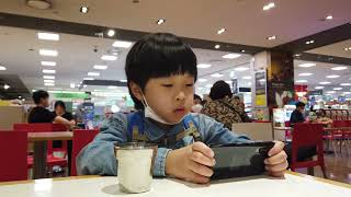 What Korean Kids Like to Do While Mom is Shopping : May 15, 2022