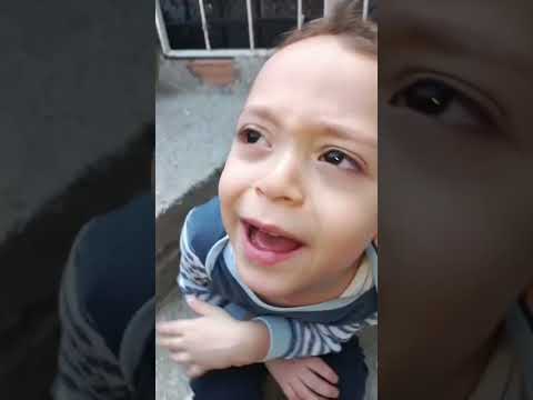 ملهم عم يبكي لأن القطة هربت وغيث هو اللي هربها