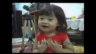 маленькая китайская девочка поёт с чувством