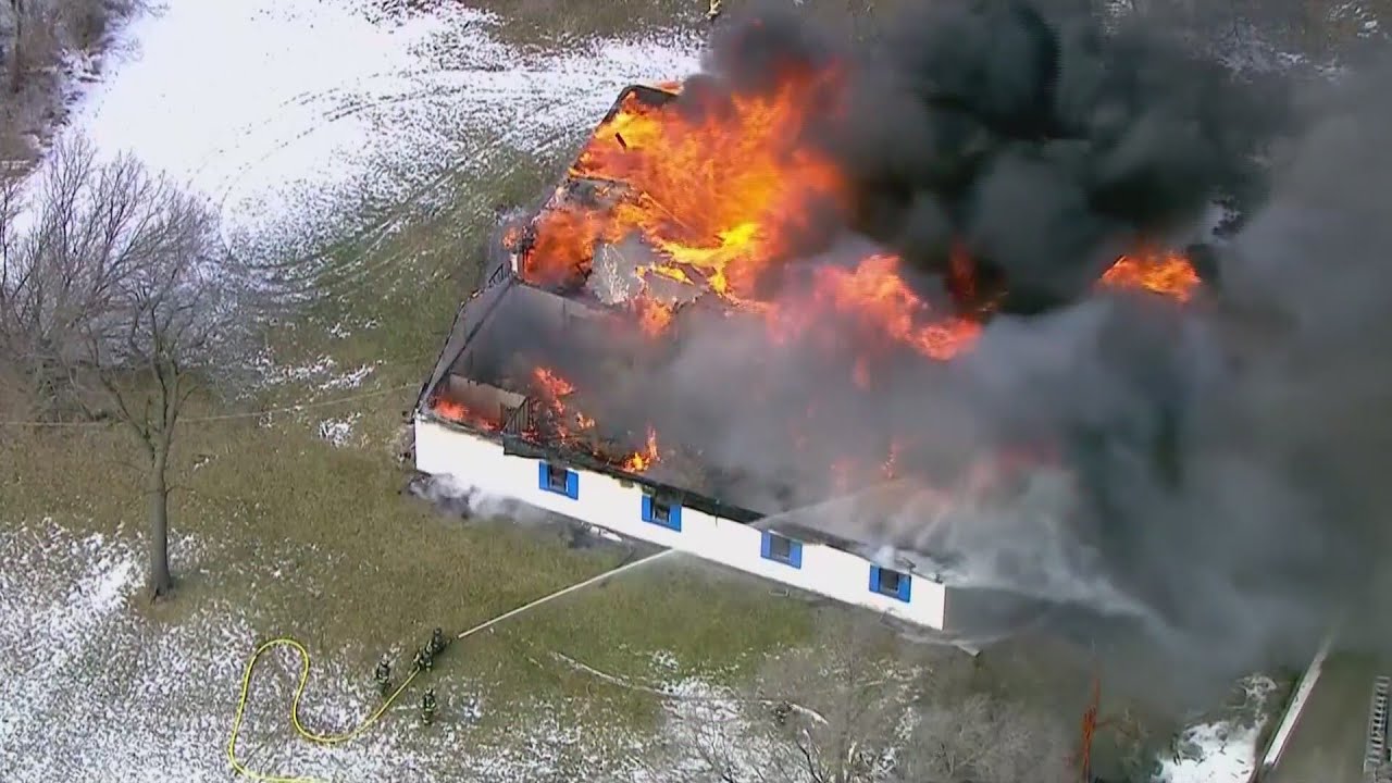 Massive fire engulfs church in Ford Heights - YouTube