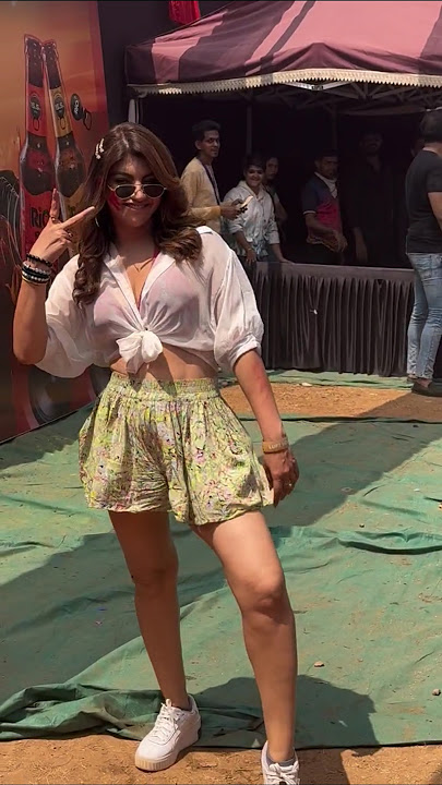Akanksha Puri nails her look at Holi celebration #shorts #bollywood #actress #fashion #holi #dance