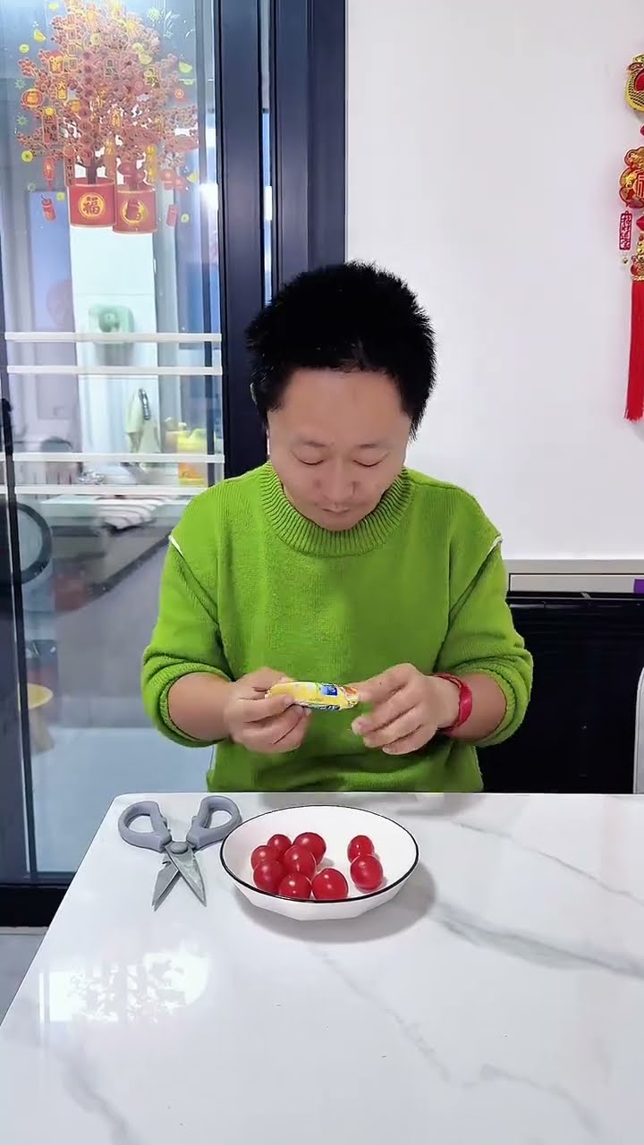 儿子要吃棒棒糖，给他做个西红柿棒棒糖#呆萌小米宝#萌娃#熊孩子