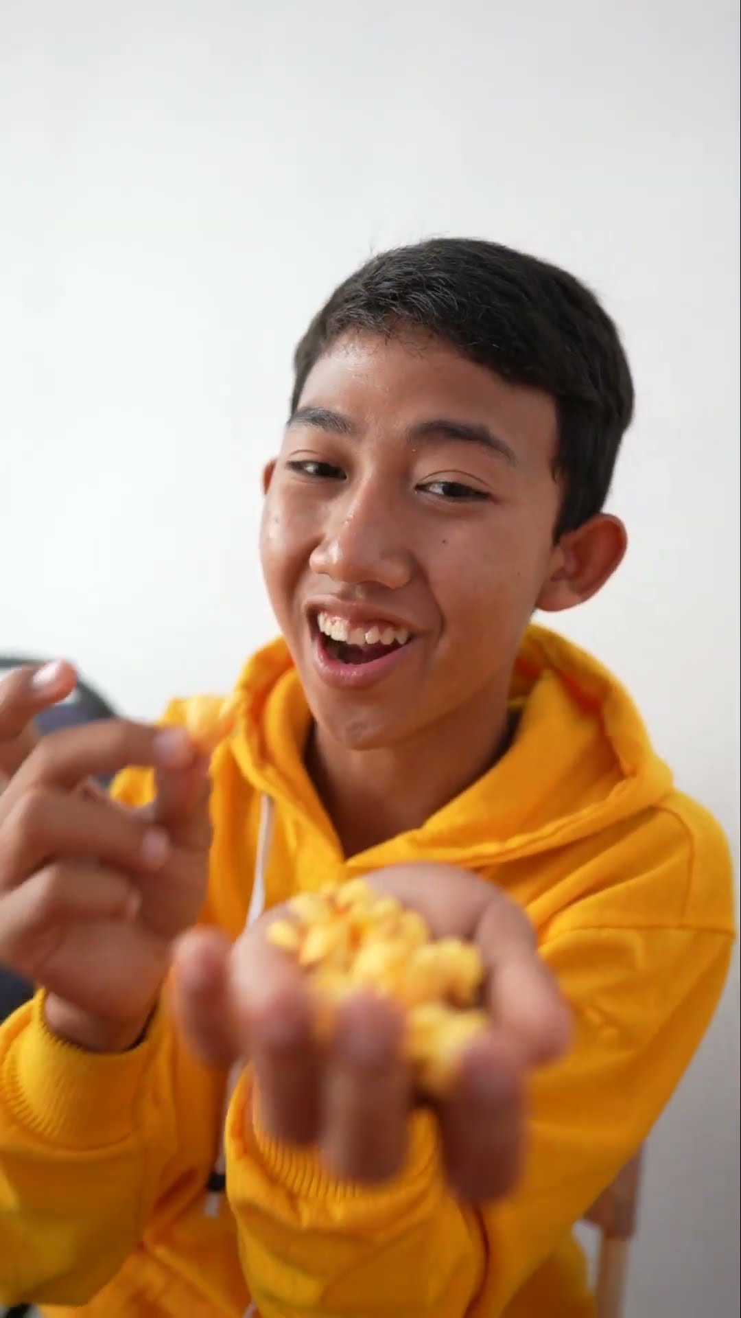 #SHORT | Berburu makanan serba KUNING