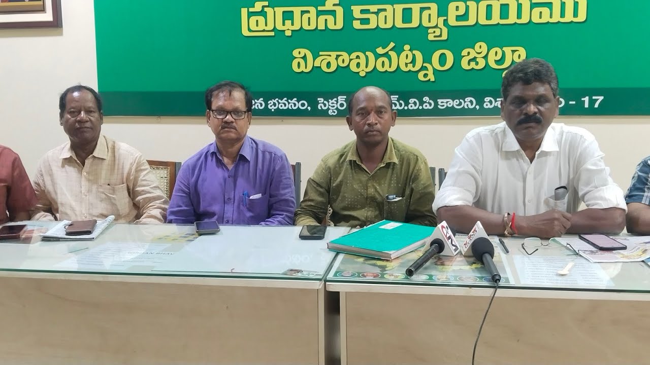 “మారికవలస పాఠశాలను యథావిధిగా కొనసాగించే వరకు పోరాటాన్ని ఆపేది లేదు” అని గిరిజన నాయకులు, విద్యార్థుల