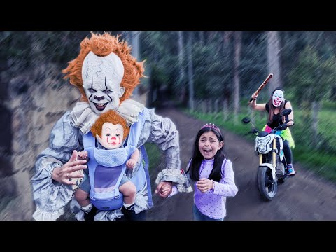 ¡¡NOS PERSIGUE EN MOTO!! LA NOVIA DEL PAYASO MALVADO DE @PARCERICO @EL PAYASO IT