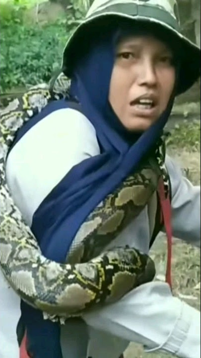 The moment the python began to coil around this woman's body