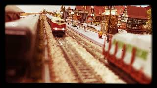 Wenn Der Holzzug Abfährt, Fährt Die V228 In Den Bahnhof Ein Um Anzuhalten.