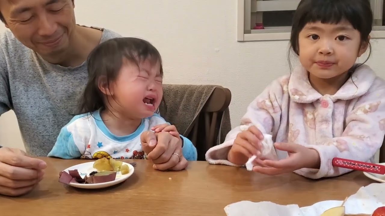 2025年3月17日(月)・みうみわちゃんねる『ご飯を食べないのにデザート(失敗したイチゴ飴)は食べるというので、かぁちゃんにせめて芋食べなさい！と怒られ渋々芋を食べる美和ちゃんの苦悩動画』