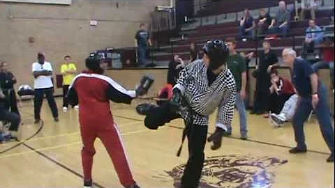 Vernon Mack sparring against middle weight winner ...