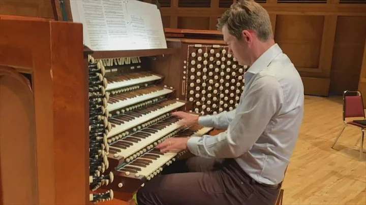 Organist James Kennerley performs Stars & Stripes