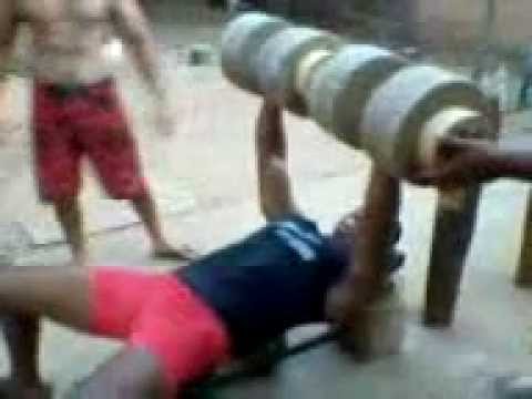 Resultado de imagem para musculação com pesos de cimento