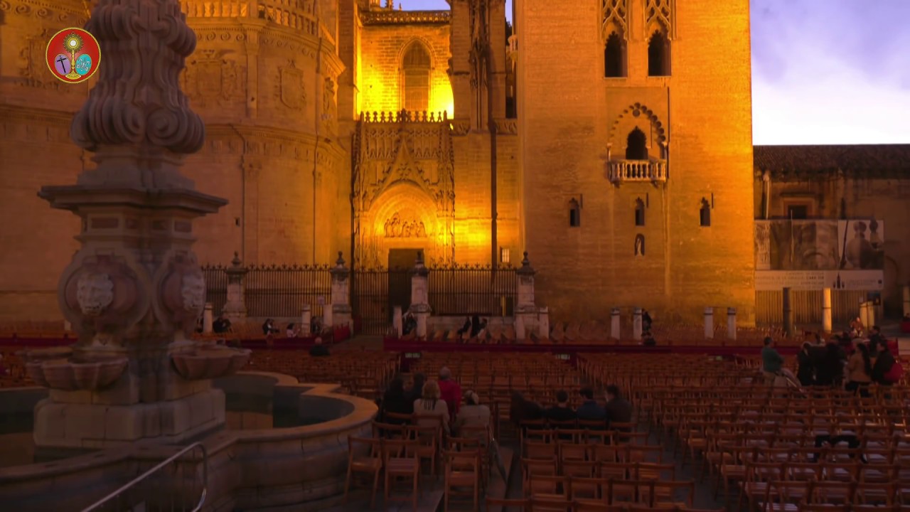 Las procesiones del Jueves Santo en la Catedral de Sevilla - YouTube