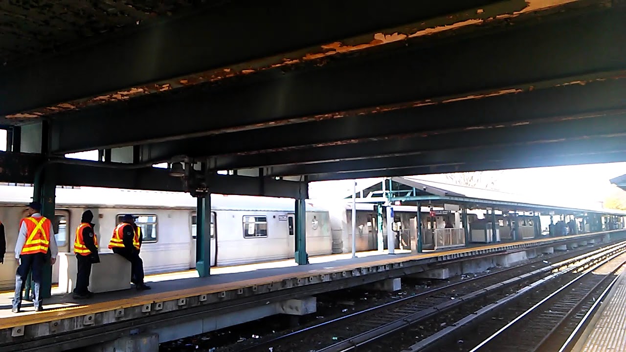 BMT Brighton Line: R46 (Q) Train @ Kings Highway and R160 (Q) Train ...