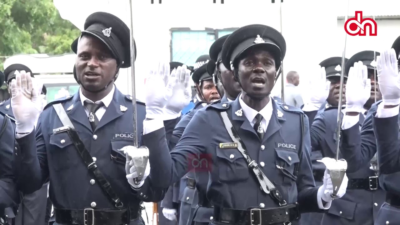 Rais Magufuli ajitosa kwenye mvua kukagua gwaride la polisi