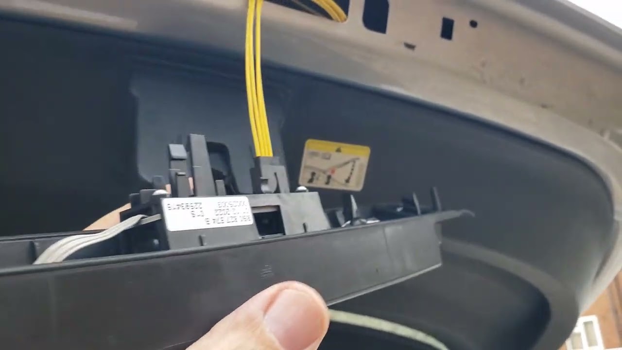 Audi TT MK3 2015 Licence Plate LED bar replacement