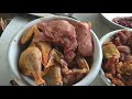Limpando frango caipira