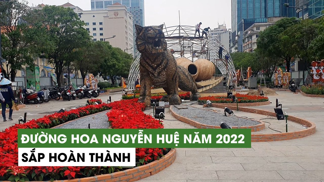 Gấp rút thi công đường hoa Nguyễn Huệ Tết Nhâm Dần 2022