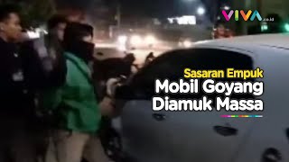 HEBOH Video Mobil Goyang Diamuk Massa, Helm Melayang!