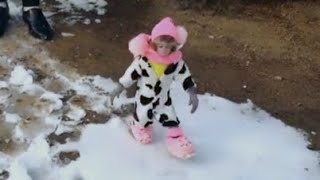 A monkey wearing cotton clothes is having fun with its owner in the snow#monkey #monkeyvideo by Allen me 1,824 views 3 months ago 1 minute, 10 seconds