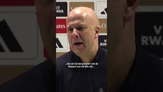 Arne Slot stoja už Martinelli ir kalba apie šiuolaikinį vilkinimą