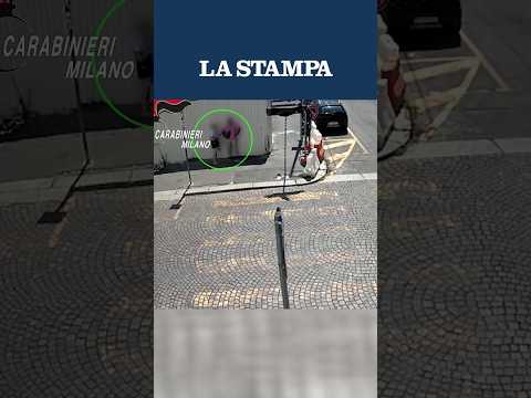 Video RAPINA davanti alla caserma a MILANO : preso un 18enne, il complice fugge con lorologio
