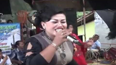 DAUN PUSPA RAYUNGAN DERMAYONAN  TIGA TEMBANG JAIPONG TERBAIK PERSEMBAHAN SINDEN IROH