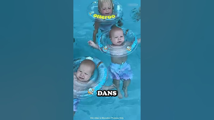 Des parents lavent leurs 4 enfants dans une piscine 😅🛁🏊‍♂️