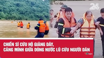 Chiến sĩ cứu hộ giăng dây, căng mình giữa dòng nước lũ cứu người dân | VTV24